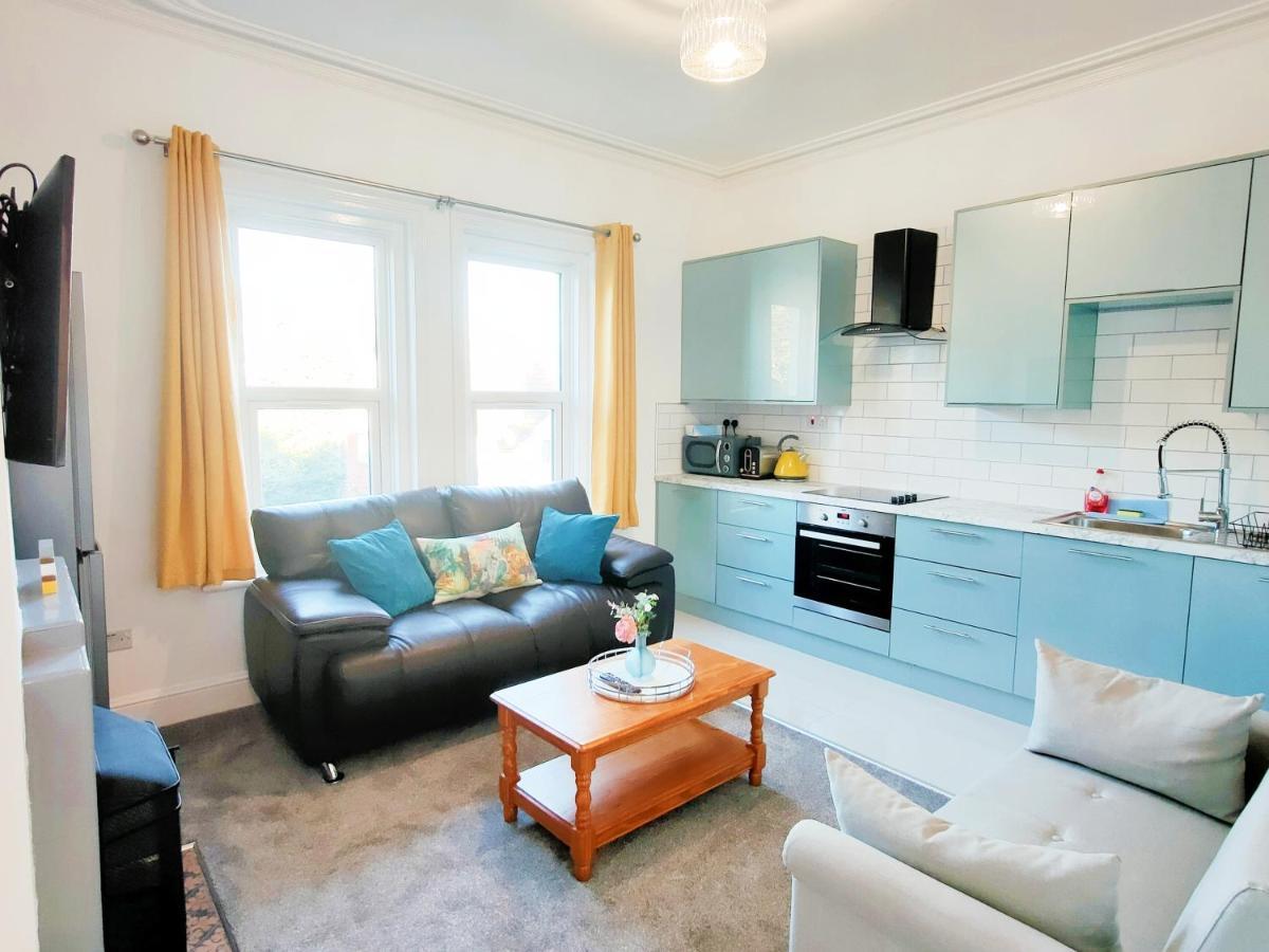 Flat-C, 4 Adults, 20 Mins To Beach, Netflix, Wifi, Sleeps 4 Adults Bournemouth Exteriér fotografie