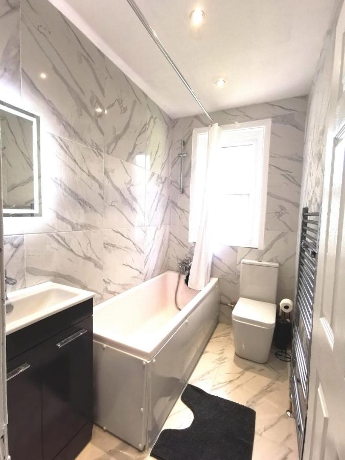 Flat-C, 4 Adults, 20 Mins To Beach, Netflix, Wifi, Sleeps 4 Adults Bournemouth Exteriér fotografie