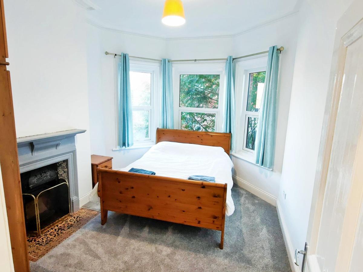 Flat-C, 4 Adults, 20 Mins To Beach, Netflix, Wifi, Sleeps 4 Adults Bournemouth Exteriér fotografie