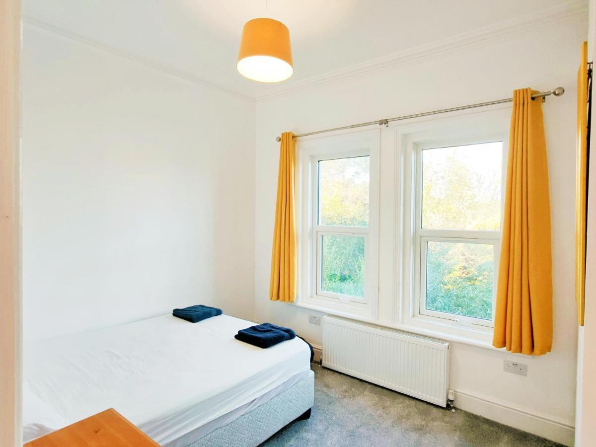 Flat-C, 4 Adults, 20 Mins To Beach, Netflix, Wifi, Sleeps 4 Adults Bournemouth Exteriér fotografie