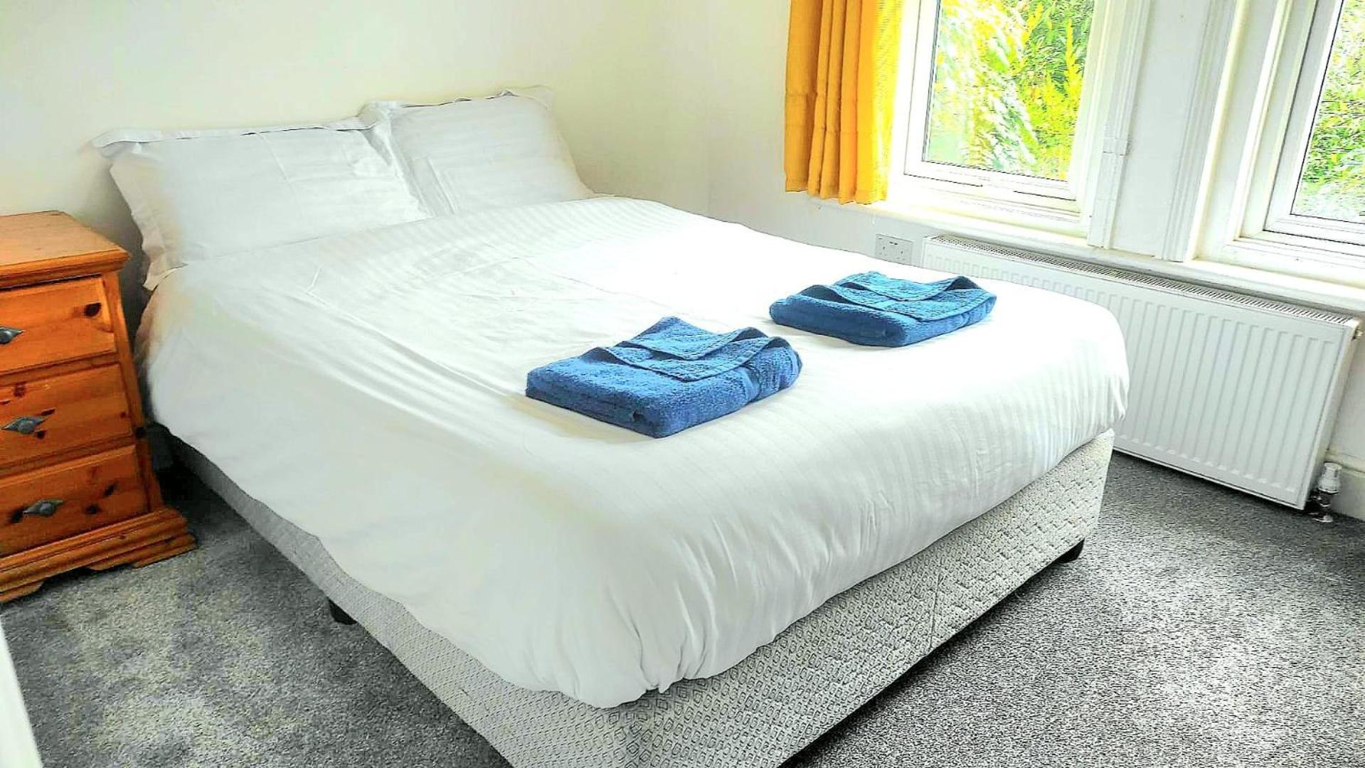 Flat-C, 4 Adults, 20 Mins To Beach, Netflix, Wifi, Sleeps 4 Adults Bournemouth Exteriér fotografie
